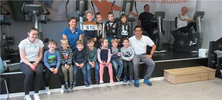 Die Kinder konnten in den Praxisräumen ihre Beweglichkeit und Geschiklichkeit austesten. Foto: privat