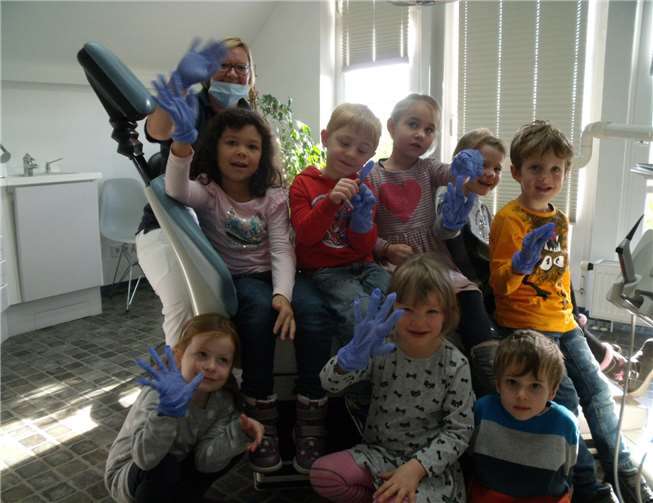 Die Kinder konnten interessante Blicke hinter die Kulissen einer Zahnarztpraxis werfen.
