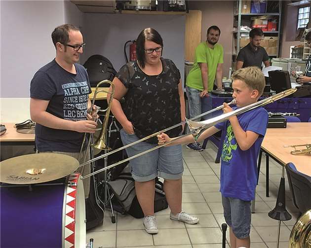 Die Kinder konnten jedes Instrument ausprobieren, bevor sie sich für ihr Lieblingsinstrument entschieden.