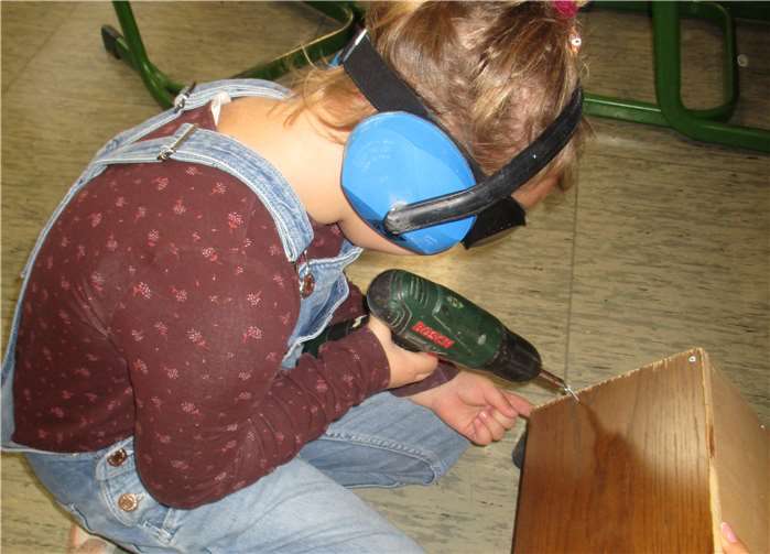 Die Kinder konnten mit dem Rohstoff Holz arbeiten.