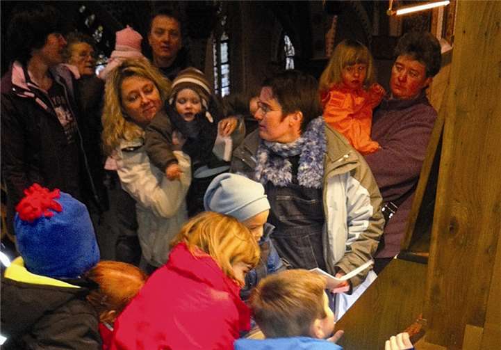 Die Kinder konnten selbst einmal die Orgel zum Klingen bringen.Privat