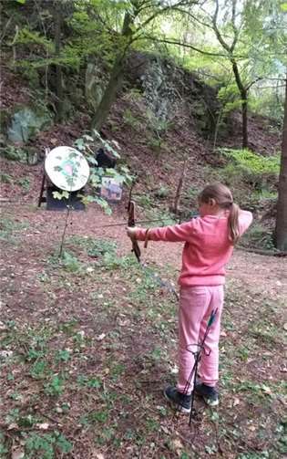Die Kinder konnten sich auch als Bogenschütz probieren. Foto: Horst Perk