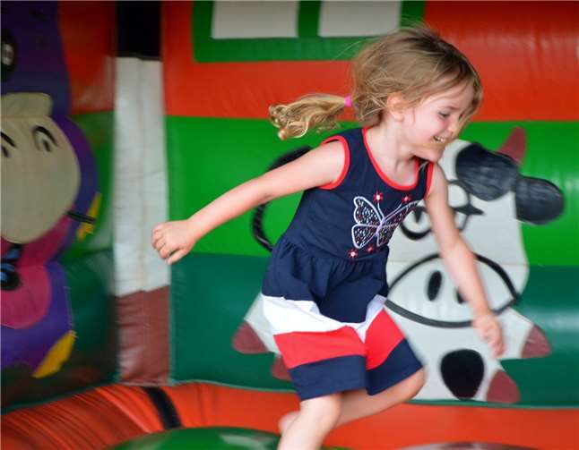 Die Kinder konnten sich auf einer Hüpfburg vergnügen.