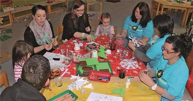 Die Kinder konnten sich in einer Spielecke die Zeit vertreiben oder am Basteltisch kreativ werden. privat