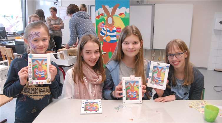 Die Kinder konnten sich mit kleinen Bastelarbeiten beschäftigenund zeigen, was sie im Kunstunterricht gelernt haben. Fotos: KER
