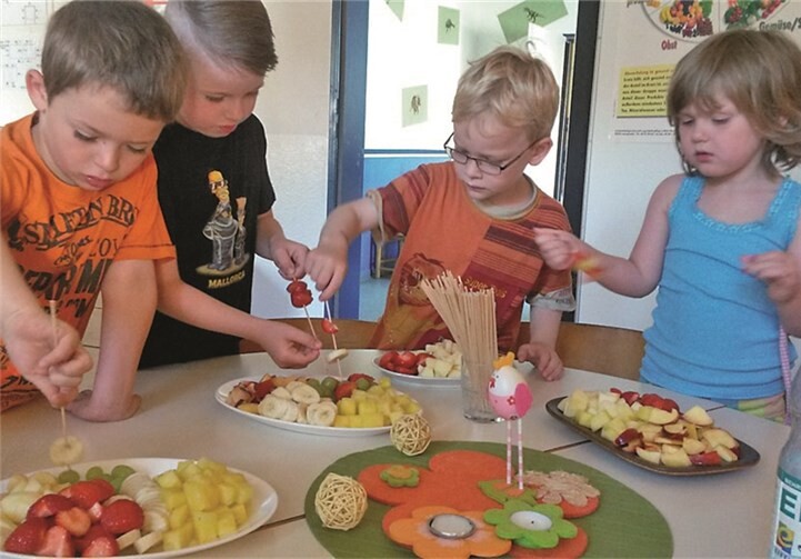Die Kinder konnten sich nach Herzenslust Erdbeeren, Melonen, Bananen, Äpfel, Nektarinen und Trauben aufspießen.privat