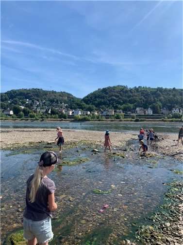 Die Kinder lassen ihre Korkbötchen an der Ahrmündung zu Wasser.  Foto: Familienbildungsstätte Linz