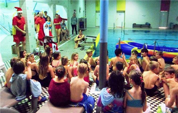 Die Kinder lauschen am Übungsabend des DLRG Neuerburg gespannt, was der Nikolaus aus seinem goldenen Buch vorzutragen hat. Foto: DLRG