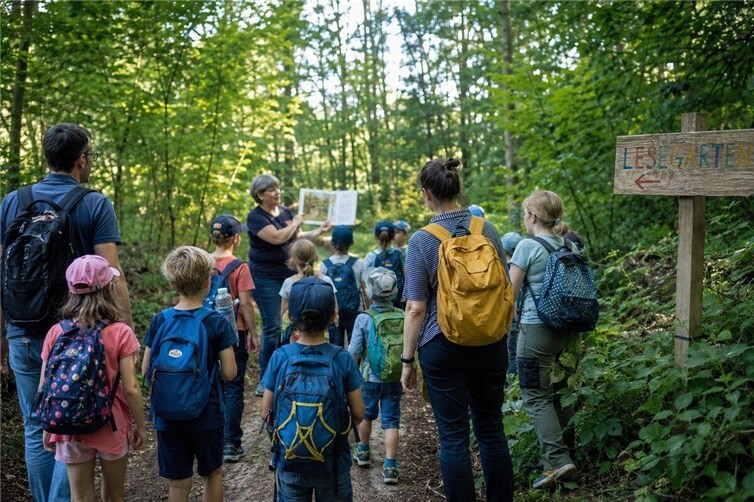 Die Kinder lauschen den spannenden Geschichten