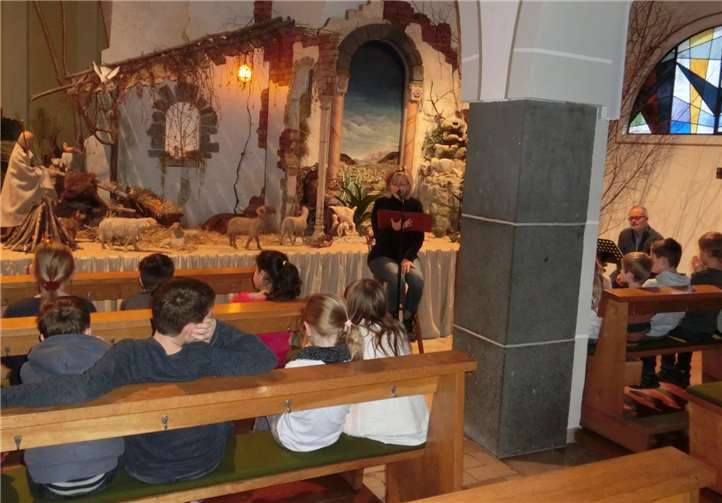 Die Kinder lauschen der spannenden Geschichte.privat