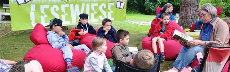 Die Kinder lauschen gespannt den Geschichten, die die ehrenamtliche Vorleserin und Leiterin der Gesamtschule, Elke Dietrich-Rein, mitreißend und spannungsvoll vorträgt. Privat