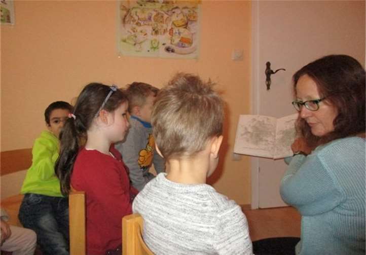 Die Kinder lauschten gebannt der Ortsbürgermeisterin zu. Privat