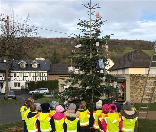 Die Kinder leisteten wieder gute Arbeit beim Schmücken. Foto: privat