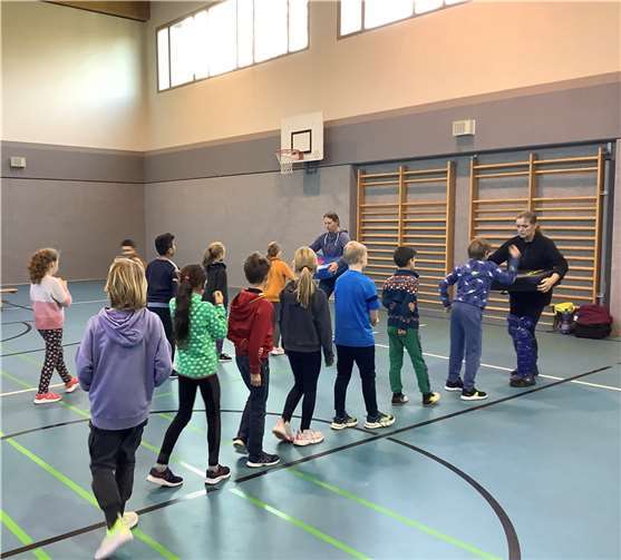 Die Kinder lernen den Hammerschlag kennen.Foto: KGS Meckenheim