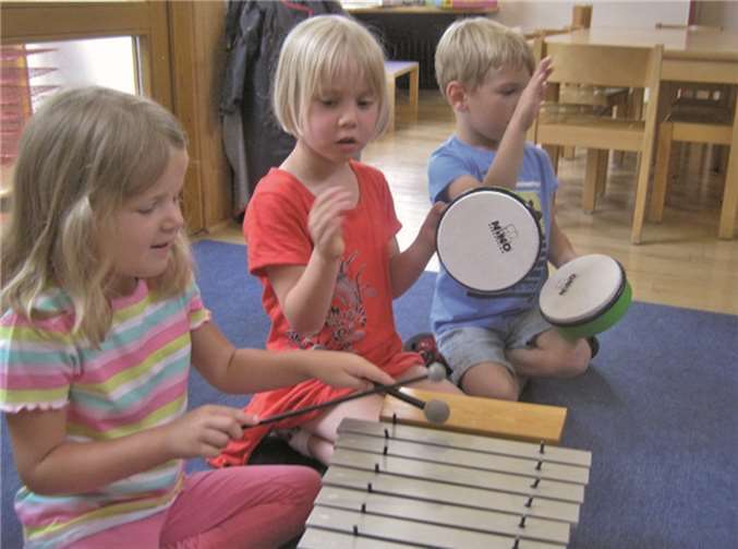 Die Kinder lernen, ein Gefühl für Rhythmus und Melodie zu entwickeln.privat