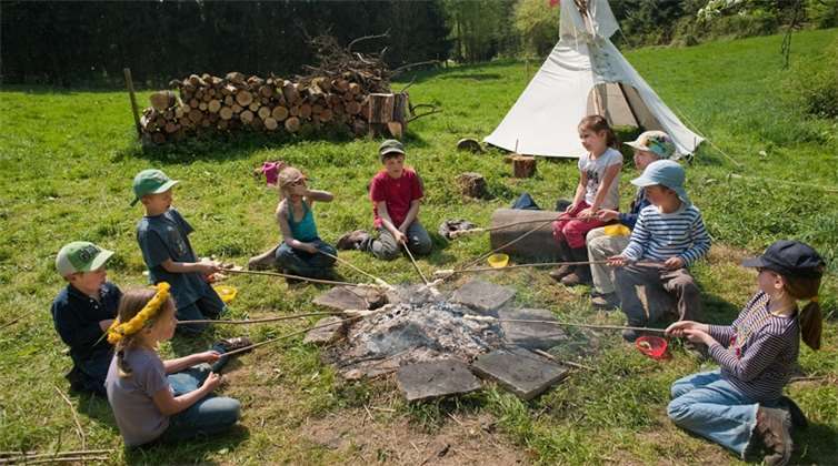 Die Kinder lernen neue Bräuche, neues Handwerk, neue Tänze und noch viel mehr. Foto: privat
