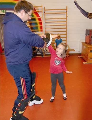 Die Kinder lernten, Grenzen zu setzen und sich durch selbstbewusstes Auftreten und - wenn notewendig - auch lautes Schreien zu behaupten.