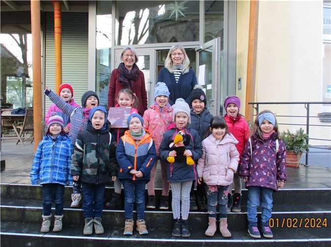 Die Kinder lernten auf spielerische Art und Weise das Ordnungssystem einer öffentlichen Bücherei und die verschiedenen Medien für Kinder und Erwachsene kennen.  Foto: privat