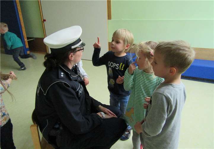Die Kinder lernten die Aufgaben der Polizei kennen.