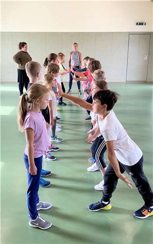 Die Kinder lernten im praktischen Teil das Stopp-Zeichen per Hand, wo sie ihren Körper und ihre Stimme sehr bewusst einsetzen mussten.  Fotos: privat