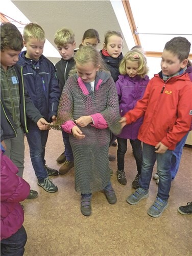 Die Kinder lernten, wie die Franken mutmaßlich aussahen und welche Kleidung sie trugen.