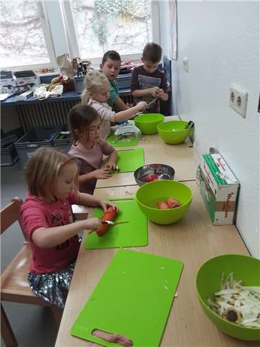 Die Kinder lernten, wie viel Spaß es macht, selbst zu kochen.  Foto: Haus für Kinder