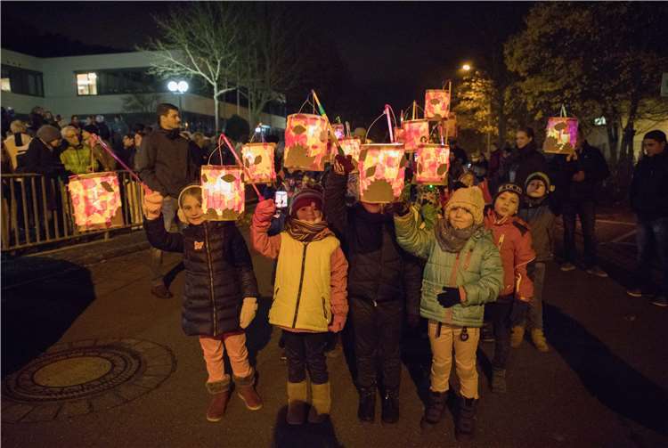 Die Kinder leuchteten mit ihren Laternen durch die Straßen Berkums. Fotos: CEW