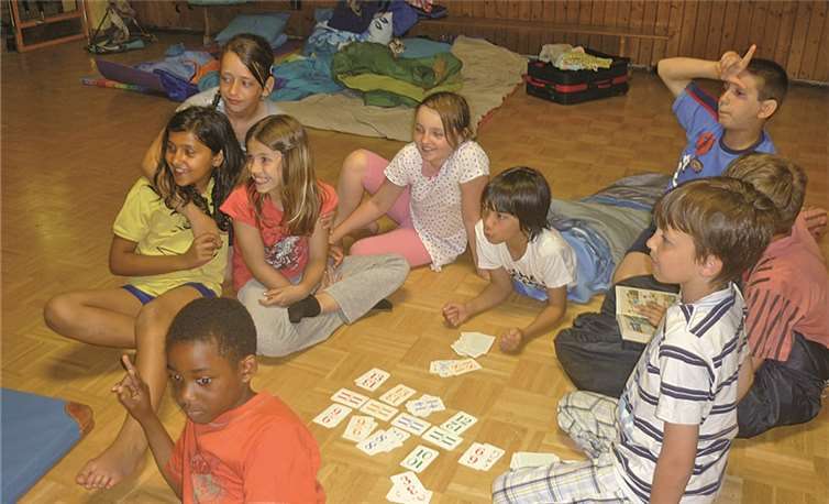 Die Kinder ließen die spannende Übernachtung mit Spielen, Gesprächen oder einfach ruhigem „Gruppenkuscheln“ ausklingen.Privat
