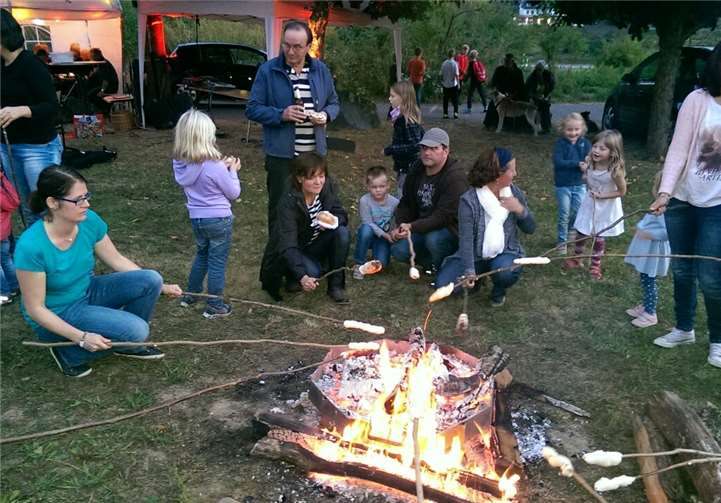 Die Kinder ließen sich das Stockbrot frisch vom Lagerfeuer schmecken.