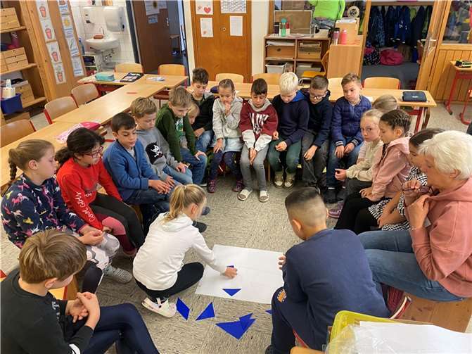 Die Kinder lösen gemeinsam ein Tangramrätsel. Foto: privat