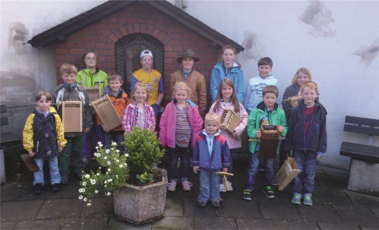 Die Kinder machen sich bereit für den Klappergang. privat