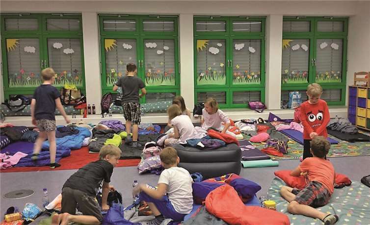 Die Kinder machten es sich auf ihren Schlafplätzen bequem.