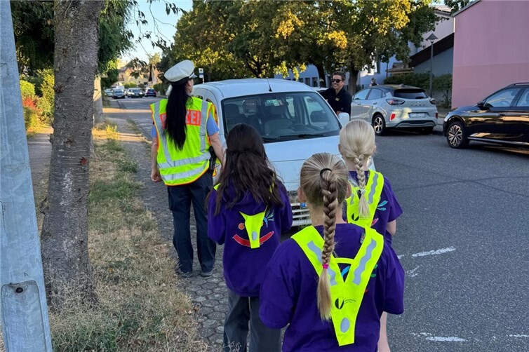 Die Kinder machten gemeinsam mit Polizei und Ordnungsamt auf problematische Verkehrssituationen aufmerksam.