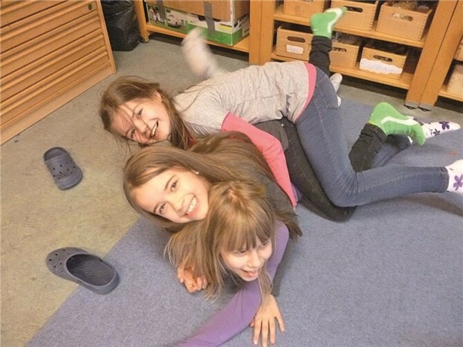 Die Kinder machten körperliche Erfahrungen von Nähe und Vertrauen. privat