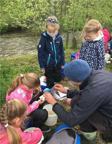 Die Kinder machten sich mit Eimer, Sieb und Pinsel auf die Suche.