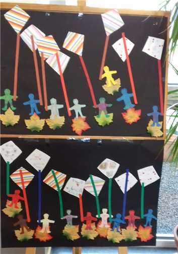 Die Kinder malen, basteln, werkeln, schneiden, kleben und vieles mehr.