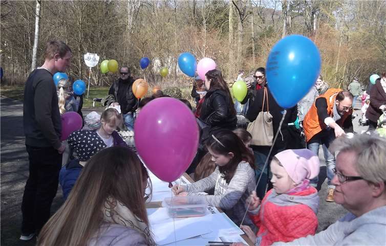 Die Kinder malten wieder fleißig´ und ließen Luftballons in die Luft steigen. Peter Kirst