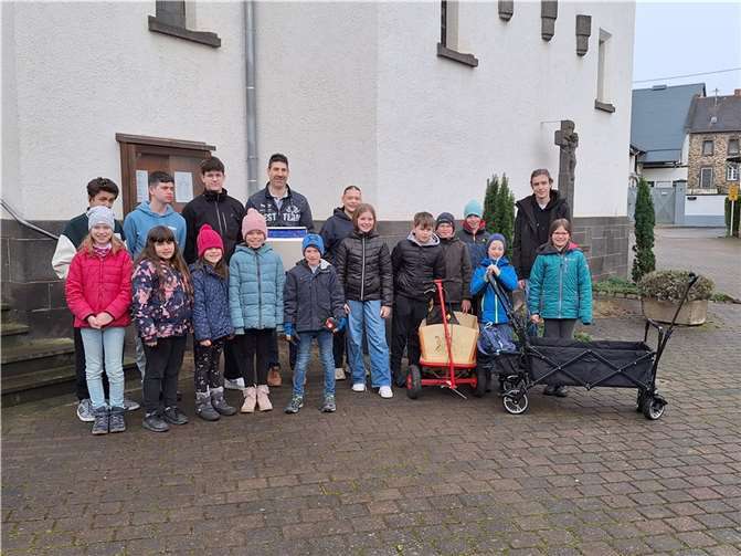 Die Kinder marschierten mit Kleppern und Rumpelkästen durchs Dorf.  Foto: privat