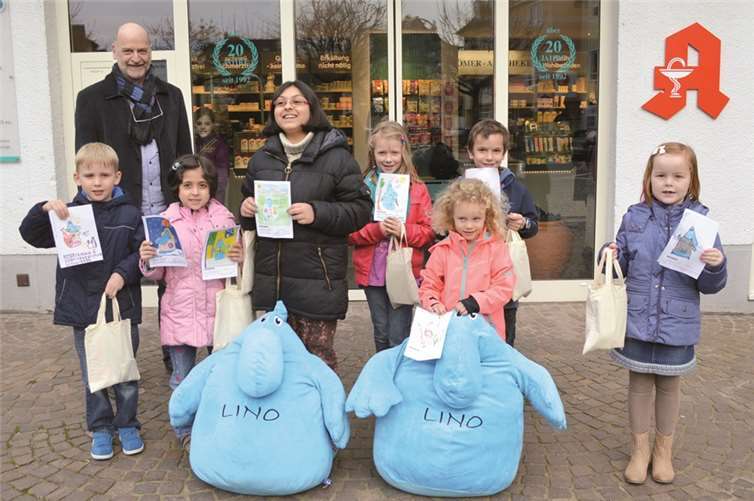 Die Kinder mit Apotheker Guido Walter nach der Gewinnübergabe. AB