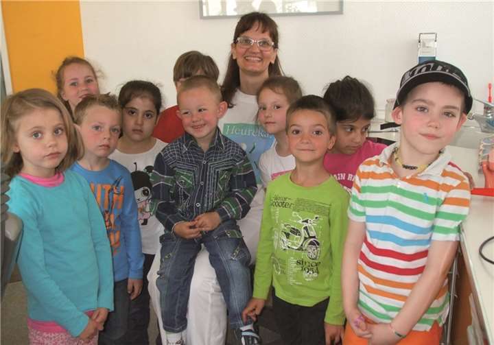 Die Kinder mit Zahnärztin Dr. Zieger. privat
