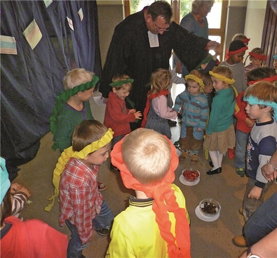 Die Kinder mit dem Pfarrer Bäck.