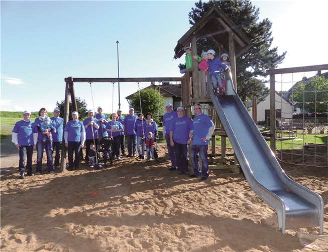 Die Kinder mit den Eltern freuten sich gemeinsam mit dem Lieger Gemeinderat, den Gemeindearbeitern und dem noch amtierenden Ortsbürgermeister Walter Lauxen über die Unterstützung der RWE bei der Sanierung der Lieger Kinderspielplätze. privat