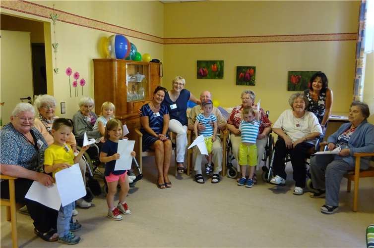 Die Kinder mit den Senioren beim ersten Treffen.Privat