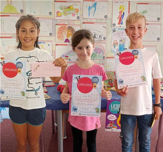 Die Kinder mit den meistgelesenen Büchern von links: Isabelle Klöckner (3. Platz), Amelie Kolb (2. Platz) und Levi Platt (1. Platz).  Foto: privat