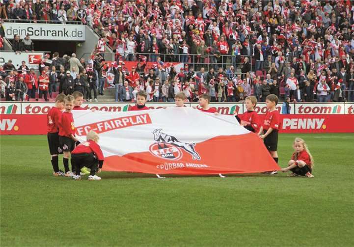 Die Kinder mit der Fairplay-Fahne.Privat