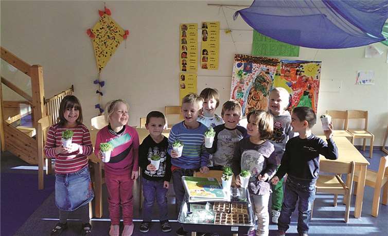 Die Kinder mit gezüchteten Kräutern, sie dürfen im Frühjahr mit der Aussaat beginnen. privat