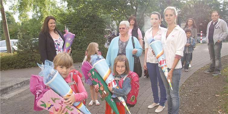 Die Kinder mit ihren Schultüten. WAMFO.DE