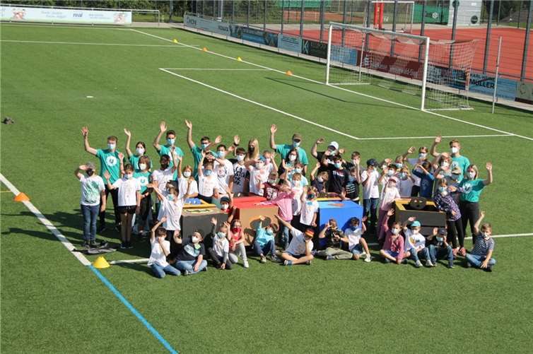 Die Kinder mit ihren Superheldenautos - Ganz nach dem Motto: „Es wird nur ein Superheld, wer sich selbst für super hält. Foto: privat