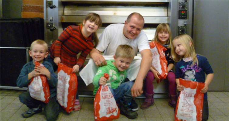 Die Kinder mit ihren eigenen Kreationen.privat