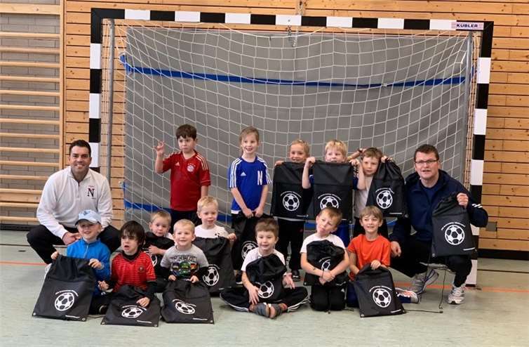 Die Kinder mit ihren neuen individuell bedruckten Schuhtaschen. Privat